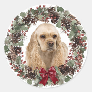 Sticker Rond Cocker Spaniel Red Bow Pinecone Wreath Noël