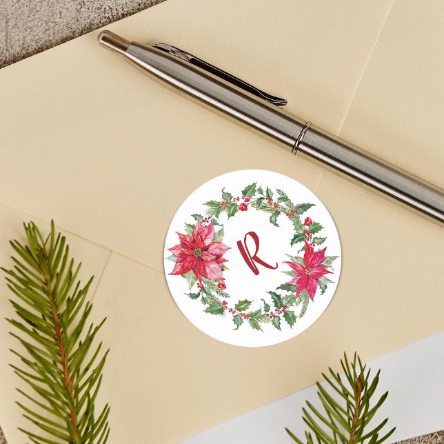 Sticker Rond Couronne de Noël à monogramme (Monogram Christmas Wreath Classic Round Sticker)