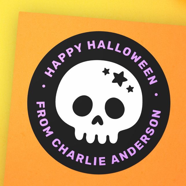 Sticker Rond Crâne mignon avec étoiles noir violet Joyeux Hallo (Cute skull with stars black purple Happy Halloween Classic Round Sticker)