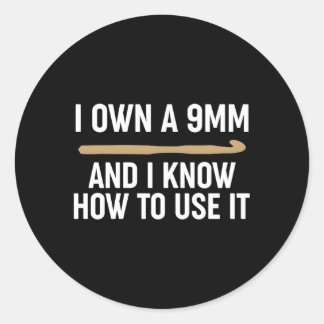 Sticker Rond Crochet Je Possède Un 9Mm Et Sais Comment L'Utilis