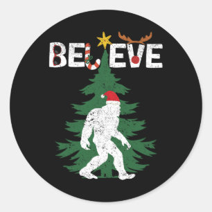 Sticker Rond Croyez Bigfoot Sasquatch Yeti Santa Hat Noël