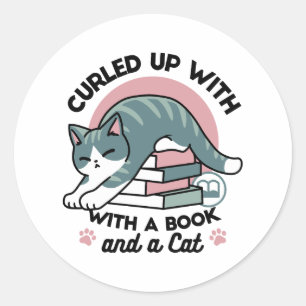 Sticker Rond Curieux avec un livre et un chat - Lecture confort