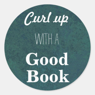 Sticker Rond Curl Up avec un bon livre