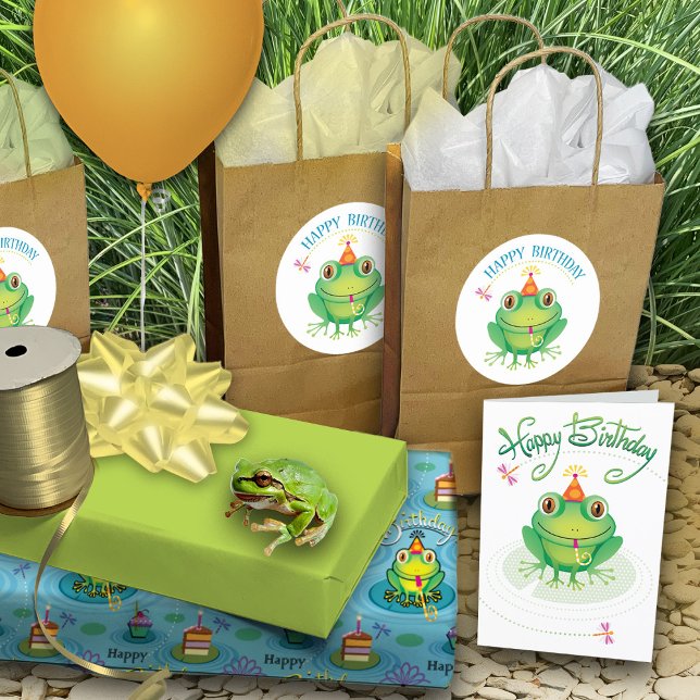 Sticker Rond Cute grenouille d'anniversaire (card: https://www.zazzle.com/green_birthday_frog_toads_of_fun_card-256650652448799397)