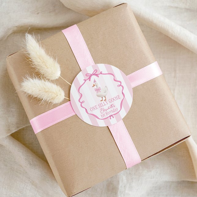 Sticker Rond Cute One Silly Goose Pink Bow First Birthday (Cute One Silly Goose Pink Bow First Birthday Classic Round Sticker)