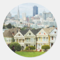 Dames peintes, maisons victoriennes et skyline
