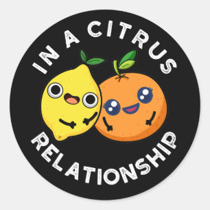 Sticker Rond Dans Une Relation Citrus Funny Fruit Pun Dark BG