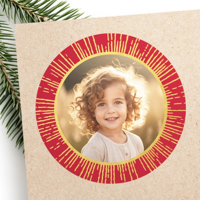 Sticker Rond Dégradé doré soleil levant photo Noël rouge (Golden gradient sunburst photo Christmas red Classic Round Sticker)