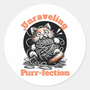 Sticker Rond Démêler la purr-fection : Cute Cat Tangled dans le