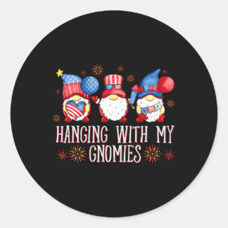 Sticker Rond Des Gnomes Patriotiques Pour 4 juillet Accroché Av