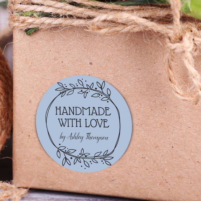 Sticker Rond Design Vert Fabriqué à la main avec amour Nom Bleu (Stylish Greenery Handmade With Love Name Pink Classic Round Sticker)