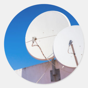Sticker Rond Deux antennes paraboliques blanches au mur de la m