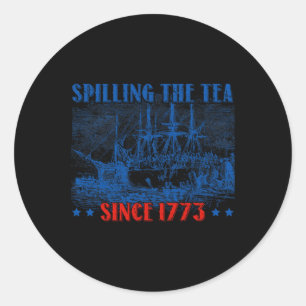 Sticker Rond Déverser Le Thé Depuis 1773 Le Quart De Juillet In
