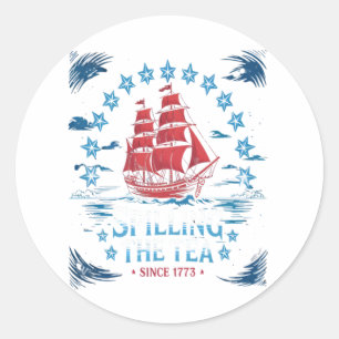 Sticker Rond Déverser Le Thé Depuis 1773 Rouge Blanc Bleu Drôle