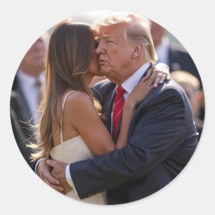 Sticker Rond Donald Trump embrasse Melania Trump