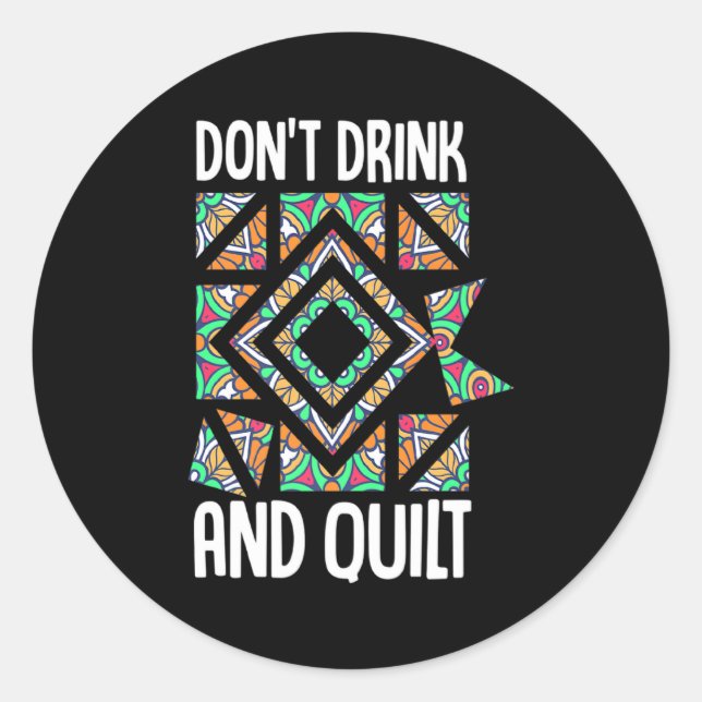 Sticker Rond Dont Drink And Quilt Quilting Knitting Sewing Cro  (Devant)