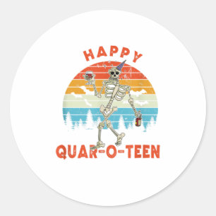 Sticker Rond Drôle Halloween Drunk Skeleton Happy Quaroteen