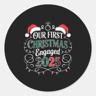 Sticker Rond Drôle Notre Premier Noël Fiancés 2025 Pyjama Coupl