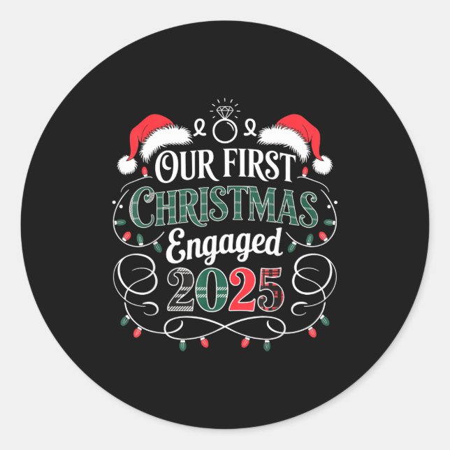 Sticker Rond Drôle Notre Premier Noël Fiancés 2025 Pyjama Coupl (Devant)