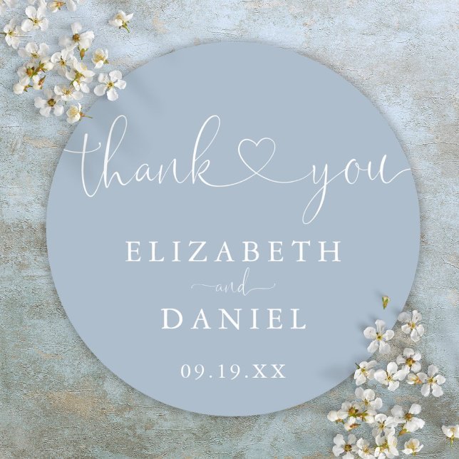 Sticker Rond Dusty Bleu Coeur Script Merci Mariage Faveur (Dusty Blue Heart Script Thank You Wedding Favor Classic Round Sticker)