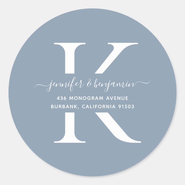 Sticker Rond Dusty Blue Script Monogramme Adresse de retour (Devant)