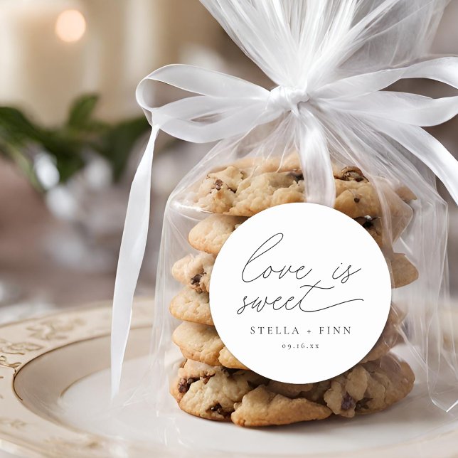 Sticker Rond Écriture Moderne Amour Est Doux Mariage (Modern Script Love Is Sweet Wedding Classic Round Sticker)