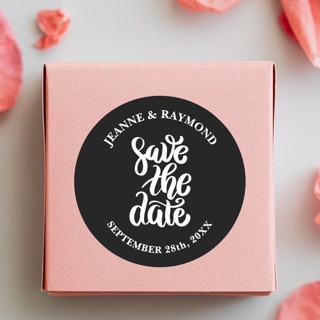 Sticker Rond Élégant écriture noire Enregistrer la date Mariage (Elegant script wedding sticker brings refined beauty to memorable announcements.)