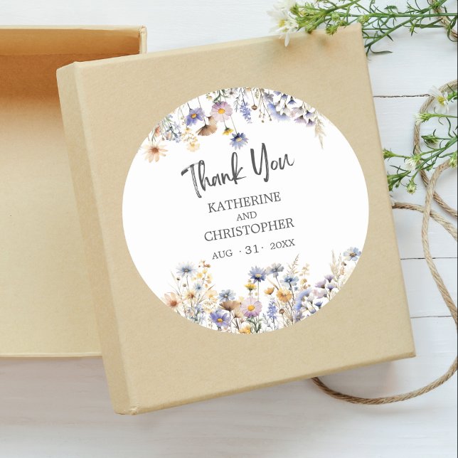 Sticker Rond Elégant Mariage Merci bleu-bleu-bleu (Elegant Dusty Blue Watercolor Floral Wedding Round Thank You Favor Sticker with Couple Names, Date.)