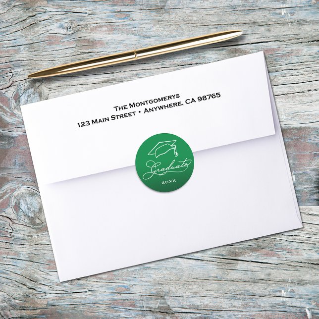 Sticker Rond Élégant Script de Graduation Enveloppe verte Sceau (Graduation script and grad hat on green envelope seals)