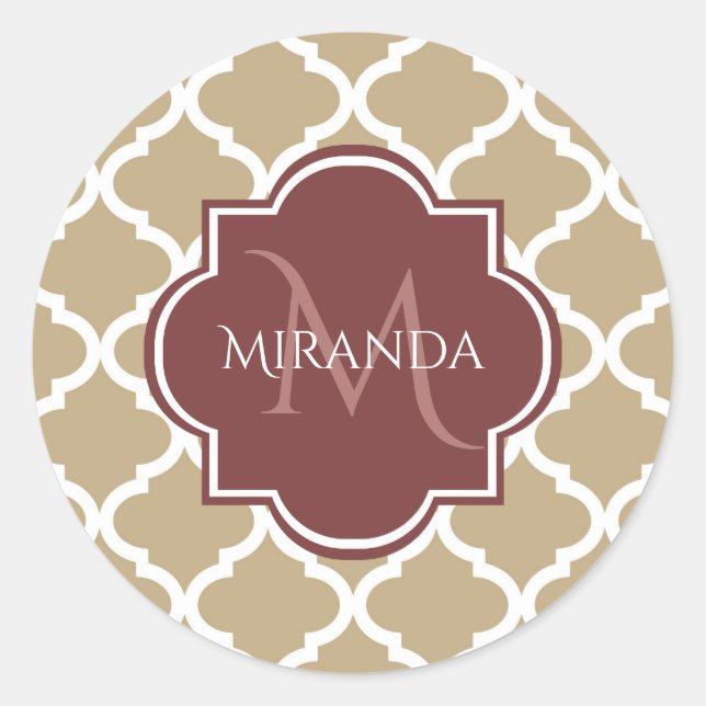 Sticker Rond Élégant Tan Quatrefoil Bourgogne Monogramme et nom (Devant)