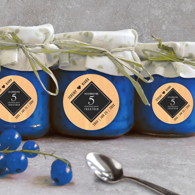 Sticker Rond Élégante 5ème anniversaire de Mariage de bois (Elegant 5th Wood Wedding Anniversary Round Sticker Cover Photo.)