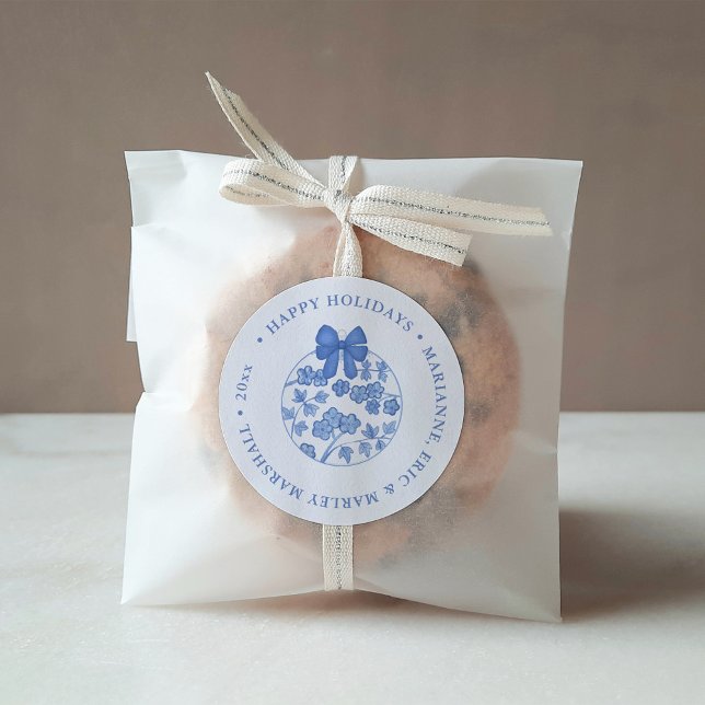 Sticker Rond Élégante Chinoiserie Bleu Et Blanc Joyeux Noël (Happy Holidays or Merry Christmas sticker design featuring a blue and white Chinoiserie bauble)