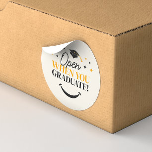 Sticker Rond Élégante classe de diplômés de 2024 Keepsaké Gradu