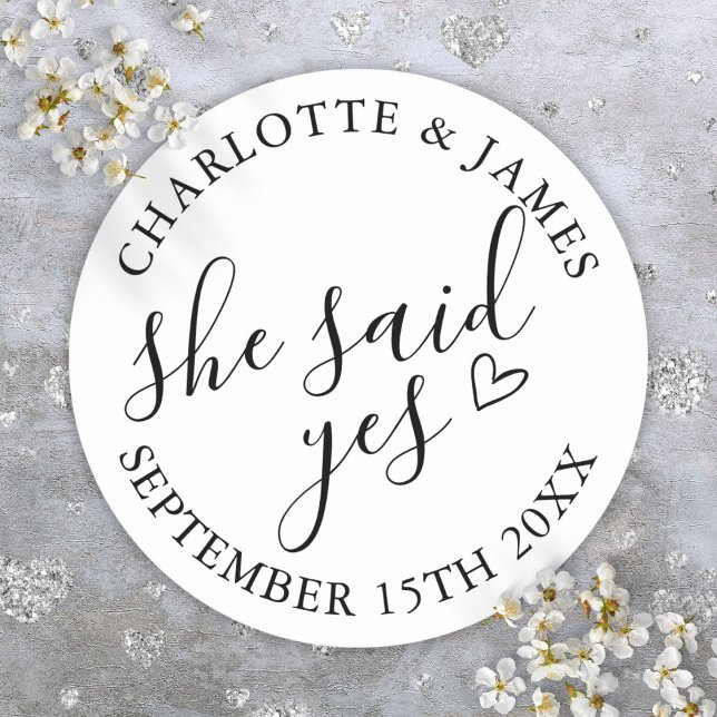 Sticker Rond Elle a dit oui Fête de fiançailles Noir et Blanc (She Said Yes Engagement Party Black And White Classic Round Sticker)