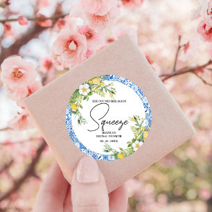 Sticker Rond Elle a trouvé son citron préféré pour la fête de m