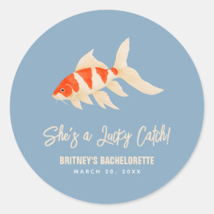 Sticker Rond Elle est une prise chanceuse Koi Fish Blue Enterre