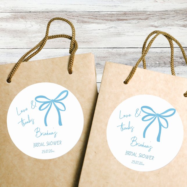 Sticker Rond Elle noue la faveur de l'arc en ruban bleu noeud (She's tying the knot blue ribbon bow bridal shower thank you favor classic round sticker)