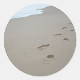 Sticker Rond Empreintes sur une plage blanche au Mozambique