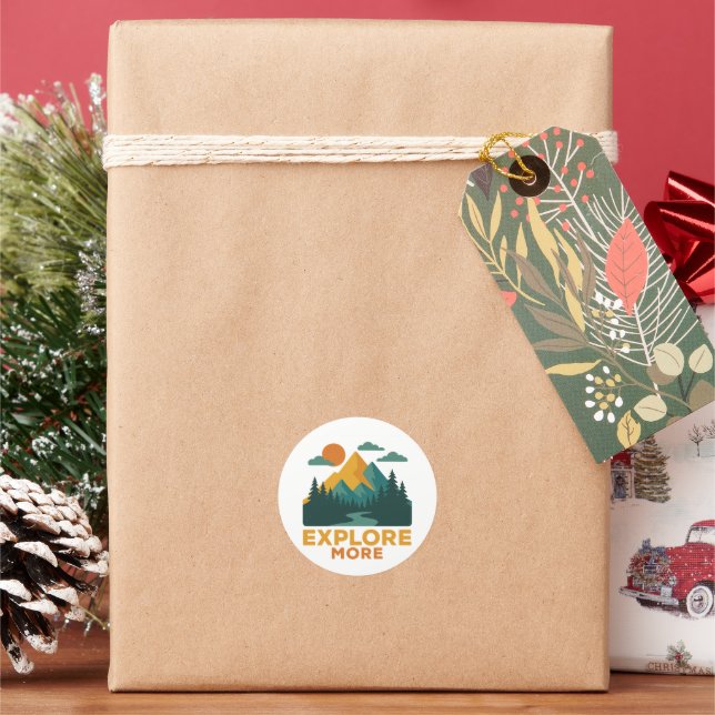 Sticker Rond En savoir plus - Retro Mountain & Forest Adventure (vacances)