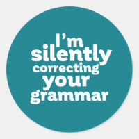 Enseignant anglais drôle corrigeant silencieusemen