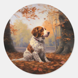 Sticker Rond Épagneul breton dans les feuilles d'automne qui to