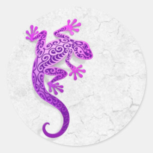 Sticker Rond Escalade Gecko violet sur un mur blanc