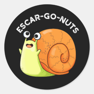 Sticker Rond Escar go Nuts Funny Escargot Snail Pun Dark BG