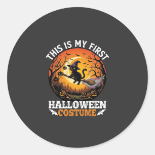 Sticker Rond Est Premier Costume d'Halloween Balai Chat Noir_1