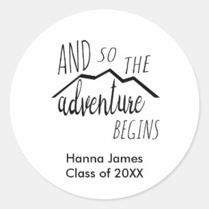 Sticker Rond Et donc l'aventure commence la graduation