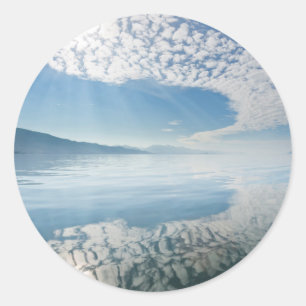 Sticker Rond États-Unis, Alaska, Freshwater Bay. Nuages reflété
