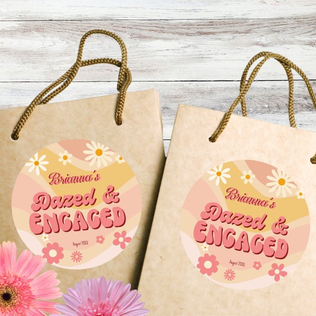 Sticker Rond Étourdie et fiancée, daisy rétro funky enterrement (Dazed and engaged groovy retro daisy bachelorette party sticker template favor stickers)
