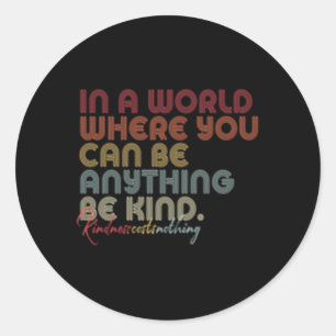 Sticker Rond Être Gentil Dans Un Monde Où L'On Peut Être N'Impo