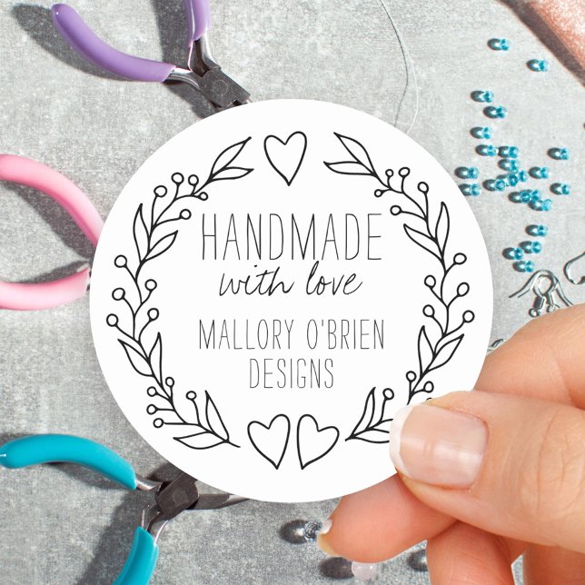 Sticker Rond Fabriqué à la main avec Doodle d'amour couronne bo (Handmade with Love stickers with business name and line drawn wreath)