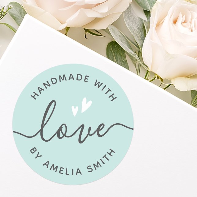 Sticker Rond Fabriqué à la main avec le coeur d'amour nom clair (Handmade with love hearts name light aqua blue classic round sticker)
